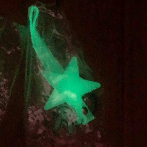 Glow in the dark Bad Bunny Keychain - Picture 4 of 4